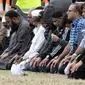 Sejumlah pelayat berdoa saat menghadiri pemakaman Daoud Nabi di Memorial Park Cemetery, Christchurch, Selandia Baru, Kamis (21/3). Daoud Nabi menjadi satu dari 50 korban dalam serangan kembar masjid di Christchurch pada pekan lalu. (Marty MELVILLE/AFP)