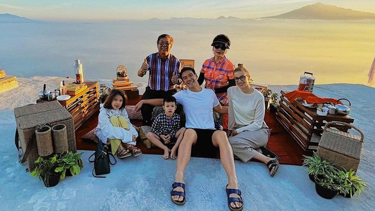 7 Potret Daniel Mananta dan Keluarga Lakukan Road Trip, Seru Banget