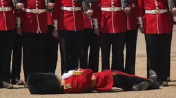 Setidaknya tiga tentara pingsan pada Sabtu (10/6) di depan Pangeran William, yang merupakan Kolonel Kehormatan Pengawal Wales. (AP Photo/Alberto Pezzali)
