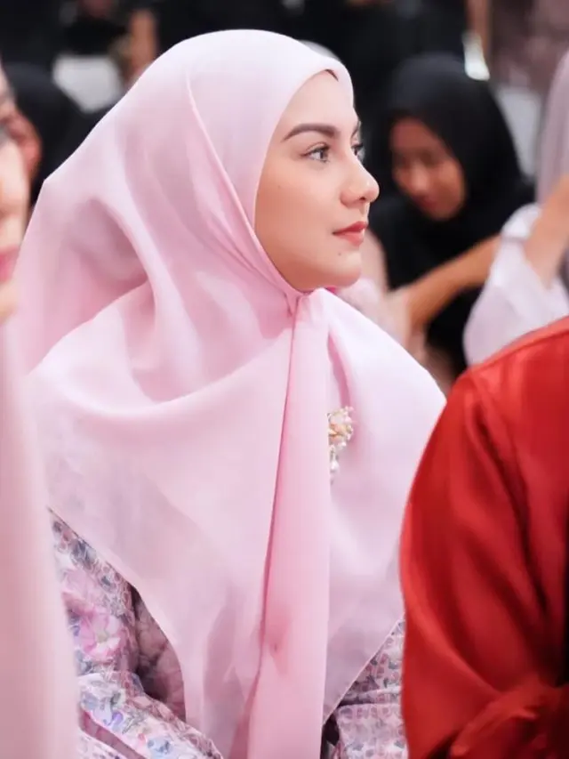 6 Potret Anggunnya Aaliyah Massaid Dibalut Hijab saat Ikut Kajian Islam