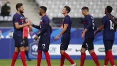 Penyerang Prancis, Olivier Giroud (kiri) berselebrasi dengan rekan-rekannya usai mencetak gol ke gawang Ukraina pada laga persahabatan Stade deFrance di Saint Denis, utara Paris, Rabu (7/10/2020). Prancis menang besar 7-1 atas Ukraina. (AP Photo/Francois Mori)