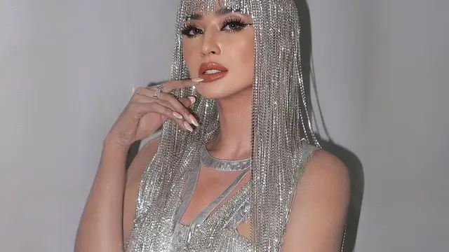 Penampilan Dewi Perssik ala Cleopatra dengan gaya bling-bling (credit: instagram/dewiperssik9)