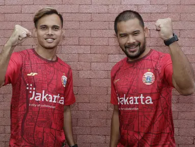 Pemain Persija Jakarta, Andritany Ardhiyasa dan Rezaldi Hehanussa berpose di Kantor KLY, Gondangdia, Jumat (26/6/2020). Andritany berhasil menjadi juara BOLA Esports Challenge setelah mengalahkan Rizky Darmawan dengan skor 8-0. (Bola.com/M Iqbal Ichsan)