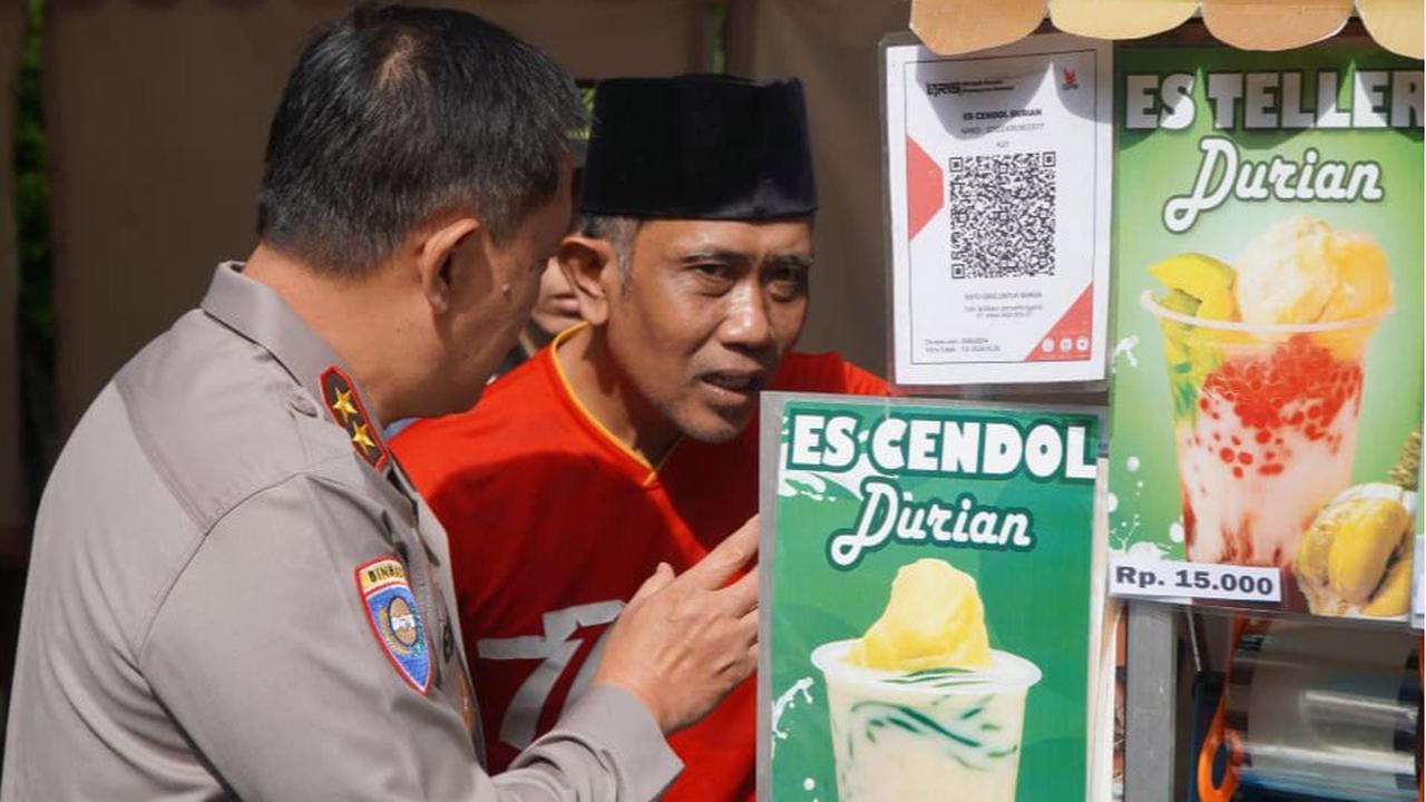 FOTO: Polri Gelar Pasar Murah, 20 Ton Beras Ludes Diserbu Warga