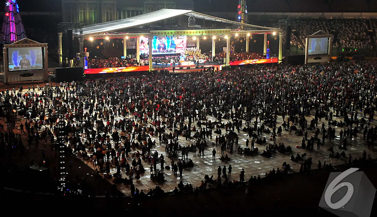 Ribuan umat kristiani hadir dalam perayaan Natal 2015 yang digelar di Senayan, Jakarta, Sabtu (13/12/2014). (Liputan6.com/Johan Tallo)