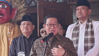 Gubernur DKI Jakarta Pramono Anung memastikan langkah pemulihan segera dilakukan agar aktivitas ekonomi di Pasar Induk Kramat Jati, Jakarta Timur yang mengalami kebakaran pada Senin, (15/12/2025) pagi tidak terganggu dalam waktu lama. Selain itu, renovasi pada area terdampak juga akan dilakukan dengan cepat. (Liputan6.com/Winda Nelfira)