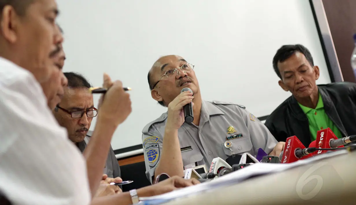 PLT Dirjen Perhubungan Udara Djoko Murjatmojo memaparkan hilangnya kontak maskapai Air Asia di Gedung Otoritas Bandara Udara, Jakarta, Minggu (28/12). Pesawat AirAsia QZ 8501 hilang dalam perjalanan dari Surabaya ke Singapura. (Liputan6.com/Faizal Fanani)