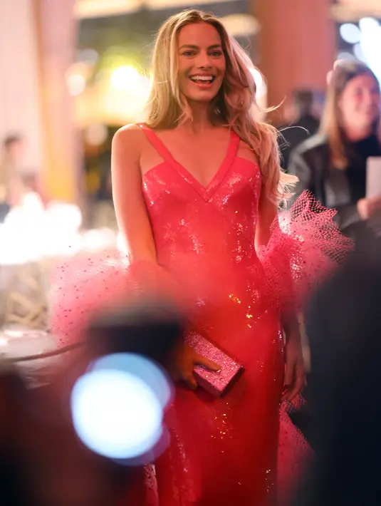 Tidak ketinggalan clutch bernuansa pink dan pointed heels Manolo Blahnik yang turut menyempurnakan gaya perempuan 33 tahun itu. (Matt Winkelmeyer / GETTY IMAGES NORTH AMERICA / Getty Images via AFP)