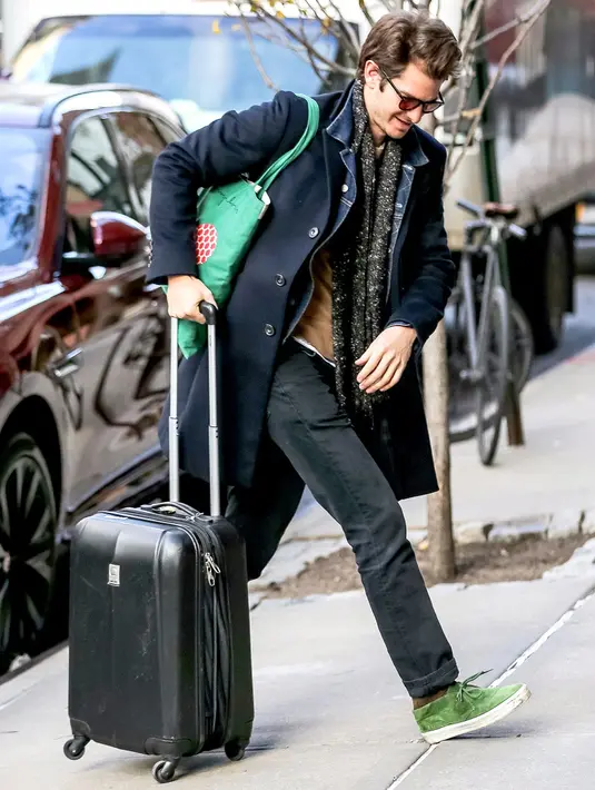 Nggak dibantu siapapum Andrew Garfield bawa kopernya sendiri saat berada di New York City. (BACKGRID/US Magazine)