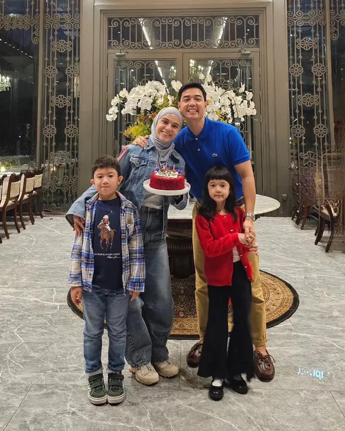 8 Potret Nycta Gina Rayakan Ultah Sederhana, Awet Muda di Usia 40 Tahun