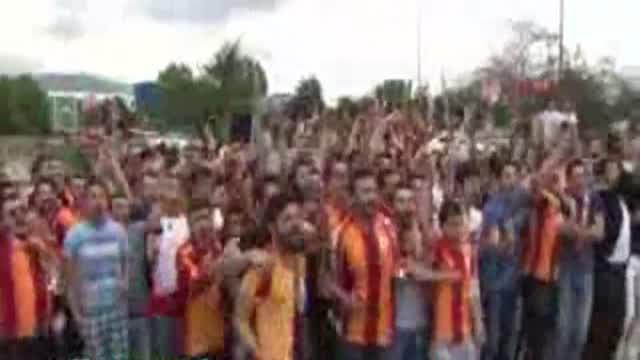 Lukas Podolski disambut antusiasme fans Galatasaray begitu tiba di Istanbul.