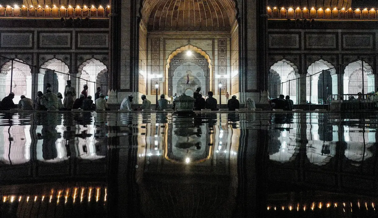 Umat muslim India berkumpul usai menjalankan salat tarawih selama bulan suci Ramadan di Masjid Jama di New Delhi, India (23/5). (AFP/Chandan Khanna)