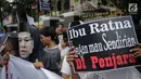 Massa yang mengatasnamakan Gerbang (Gerakan Anak Bangsa) menggelar unjuk rasa di depan PN Jakarta Selatan, Selasa (19/3). Dalam aksinya, mereka meminta Ratna Sarumpaet membongkar aktor intelektual dalam penyebaran hoaks. (Liputan6.com/Faizal Fanani)