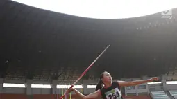 Atlet asal Jambi, Zuhraya Detrindu, bersiap melakukan lemparan pada Kejurnas Atletik 2019 nomor sapta lomba U-20 putri di Stadion Pakansari, Bogor pada Rabu (8/8/2019).  Kejurnas Atletik berlangsung dari 3 hingga 7 Agustus. (Bola.com/Vitalis Yogi Trisna)