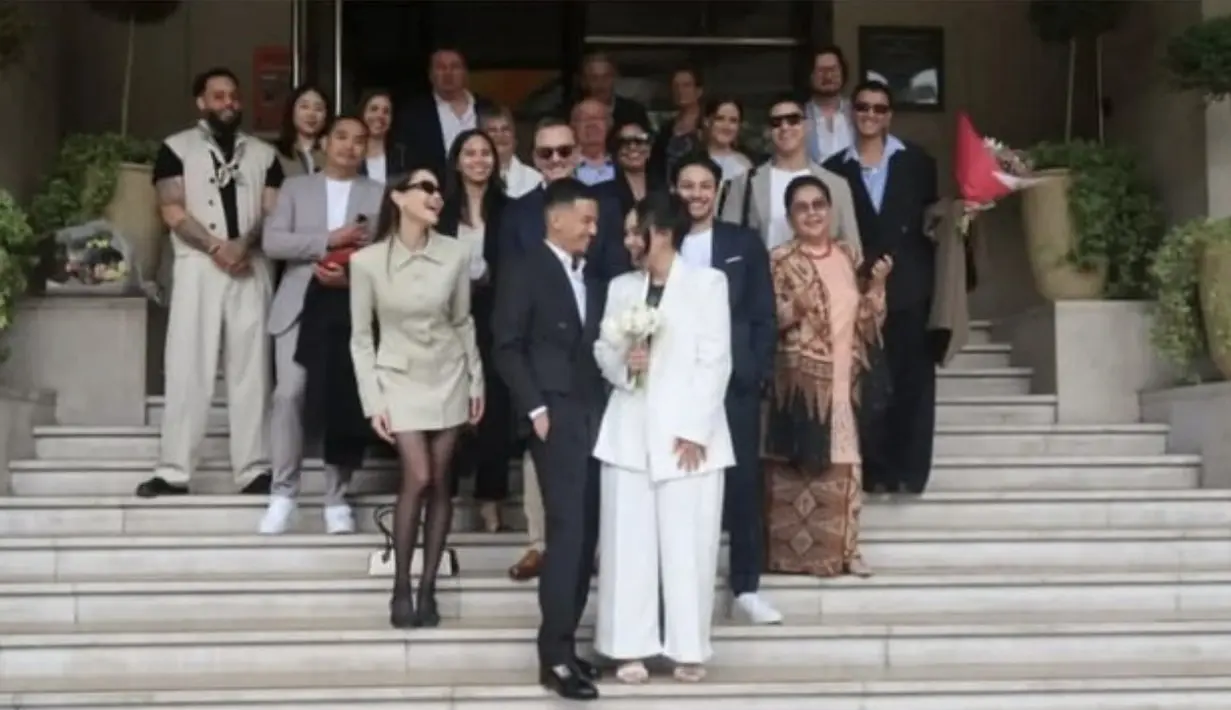 Kabar bahagia datang dari keluarga Daguise. Kakak Alyssa Daguise yang bernama Alexandra Daguise resmi menikah dengan kekasihnya, Rhony Sutriesno, pada Senin (5/5/2025) di Paris. [Foto: Instagram/ Alyssa]