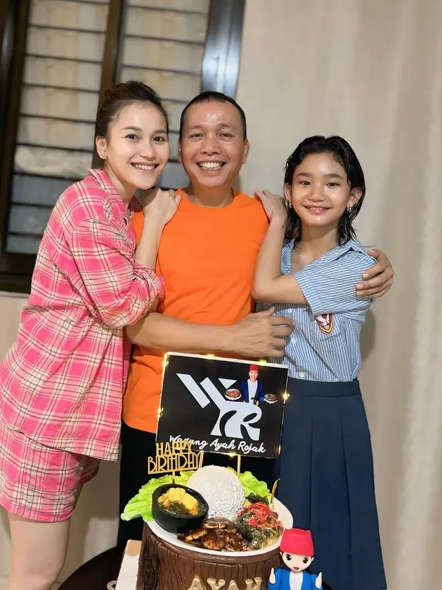 8 Potret Ayu Ting Ting Rayakan Ultah Ayahnya, Kompak Pakai Outfit Serba Hitam yang Elegan