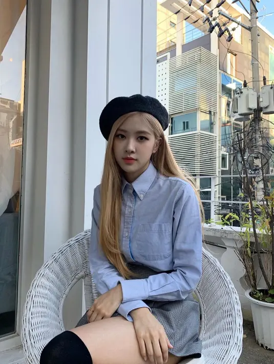 Begini style imut ala lead dancer BLACKPINK dengan memadukan blouse warna basic dengan mini shirt. Agar tak terlalu polos, ia juga menambahkan aksesoris seperti topi baret. Penampilan Rose ini bisa jadi inspirasi buat kamu yang ingin terlihat fashionable dan simpel.(Liputan6.com/IG/@roses_are_rosie)