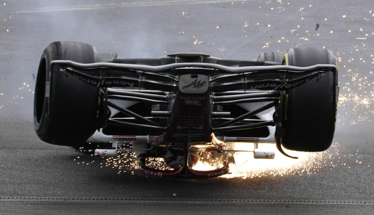 Dampak dari kecelakaan itu, mobil milik Zhou Guanyu terbalik dan terus meluncur ke luar lintasan. (AP/Frank Augstein)