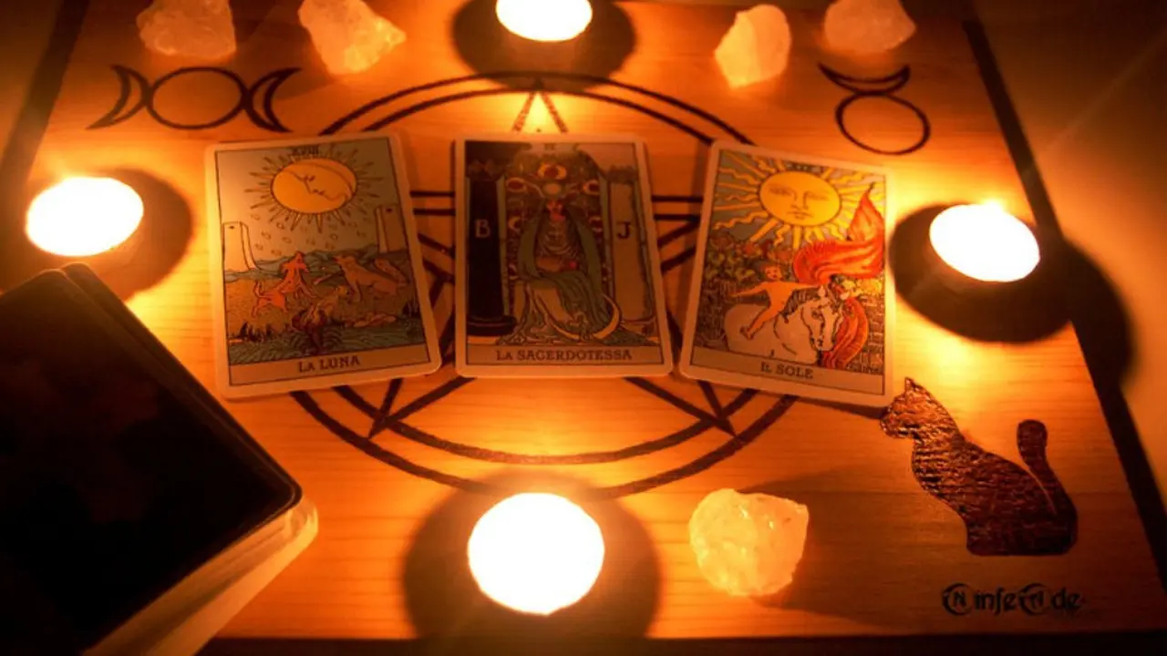 [Bintang] Tarot Hari Ini: The Hanged Man, Seven of Swords, Two of Wands