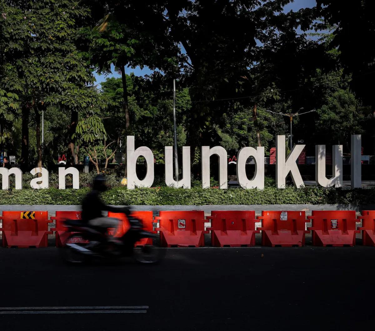 Selama perhelatan Piala Dunia U-17 2023 di Surabaya, ada baiknya mengunjungi Taman Bungkul yang merupakan taman kota wisata yang asri dan cocok sebagai tempat untuk bersantai disela menunggu untuk menyaksikan turnamen sepak bola kelas dunia tersebut.<br>