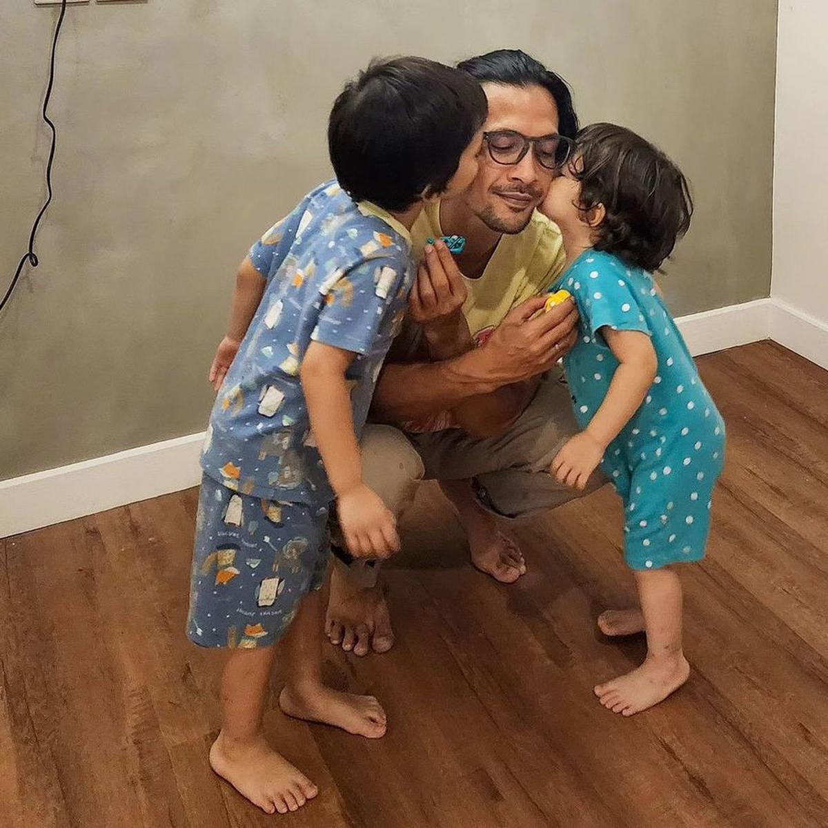 "Kalau itu, dari bukti yang kita pegang juga, bukti chat, belum ada. Padahal dari klien saya sendiri sudah menanyakan mau melihat atau apa, klien saya tidak membatasi kok untuk anak bertemu dengan bapaknya bahkan menawarkan, kita lihat juga bukti-bukti ch