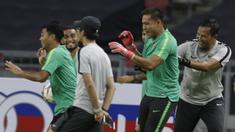 Kiper Timnas Indonesia, Anritany Ardhiyasa, tertawa saat latihan jelang laga Piala AFF 2018 di Stadion Nasional, Singapura, Kamis (8/11). Singapura akan melawan Timnas Indonesia. (Bola.com/M. Iqbal Ichsan)