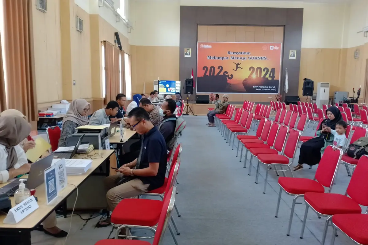 Para wajib pajak tengah memberikan laporan SPT Tahunan 2023 di depan petugas KPP Pratama Garut, sebelum penutupan pelaporan SPT tahunan 2023 yang akan berakhir esok hari. (Liputan6.com/Jayadi Supriadin)