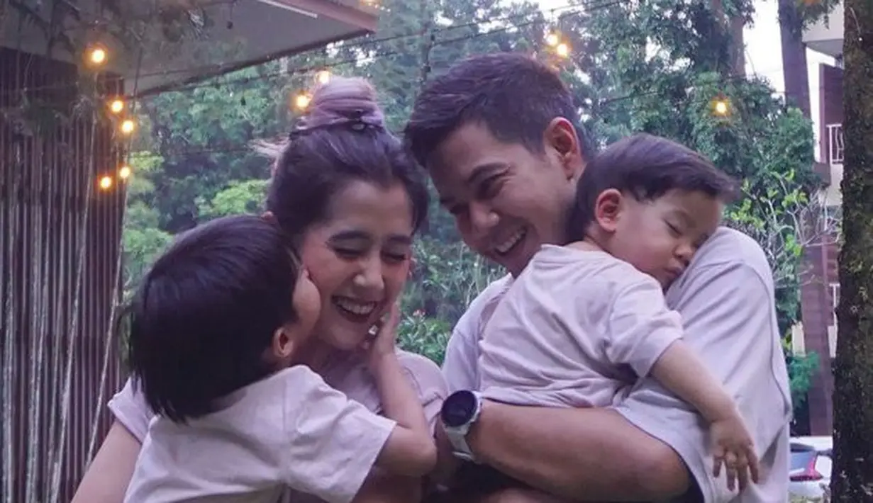 Nama anak kedua Ardina dan Arie tak kalah indah, Awan Biru. Lengkap sudah kebahagiaan Arie dan Ardina. Awan lahir secara normal, memang Ardina layak disebut mama tangguh. (Instagram.com/ardinarasti6)