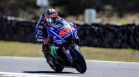 Pebalap Movistar Yamaha, Maverick Vinales, mengaku sangat termotivasi menatap MotoGP 2017 setelah dianggap sebagai kandidat juara dunia oleh Valentino Rossi dan Marc Marquez. (Bola.com/Twitter/maverickmack25)