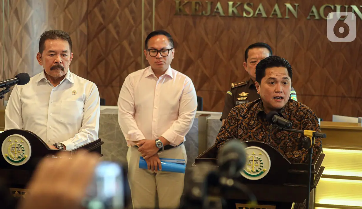 Menteri BUMN Erick Thohir (kanan) bersama Jaksa Agung ST Burhanuddin (kiri) saat menyampaikan keterangan usai pertemuan terkait penyerahan pengelolaan aset perkara Jiwasraya dan Asabri dari Kejaksaan Agung kepada Kementerian BUMN di Gedung Kejaksaan Agung, Jakarta, Senin (6/3/2023). Dalam pertemuan tersebut, Erick Thohir mengungkapkan ada penemuan kasus baru untuk diproses dan diselidiki oleh Kejaksaan Agung. (Liputan6.com/Faizal Fanani)