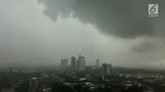 Awan mendung menggelayut di langit Jakarta, Kamis (1/2). Badan Meteorologi, Klimatologi, dan Geofisika (BMKG) memprediksi potensi curah hujan dari sedang hingga tinggi akan terjadi hingga 1 minggu ke depan. (Liputan6.com/Immanuel Antonius)