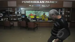 Rumah Sakit Islam Jakarta, tetap melayani pasien meskipun terendam banjir, Senin (9/2/2015). (Liputan6.com/Herman Zakharia)
