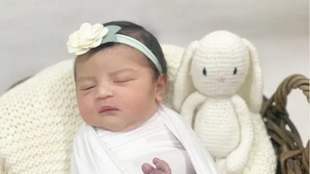 Newborn photoshoot anak Ali Syakieb dan Margin Wieheerm