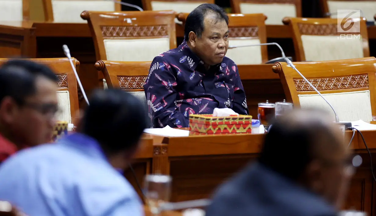 Calon hakim MK, Arief Hidayat mendengarkan pertanyaan pada uji kelayakan dan kepatutan Hakim MK di ruang rapat Komisi III, Senayan, Jakarta, Rabu (6/12). Arief menjelaskan soal visi misi serta capaiannya selama menjadi Ketua MK. (Liputan6.com/Johan Tallo)