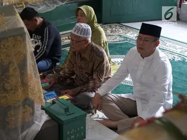 Bakal calon gubernur Saifudin Aswari Rivai berdoa saat ziarah ke makam Sultan Mahmud Badaruddin di Palembang, Sumatera Selatan, Jumat (26/1). Menurutnya, sultan yang pernah memimpin Kerajaan Sriwijaya itu adalah panutannya. (Liputan6.com/Aswari)