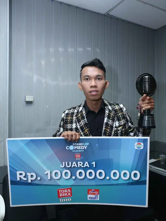 Seakan tancap gas, sehari setelah dinobatkan menjadi jawara ia langsung tampil di acara DAMI (Dangdut Academia Menggoyang Indonesia), lalu keesokan harinya ke acara musik Inbox (SCTV) dan beberapa acara lainnya. (Nurwahyunan/Bintang.com)