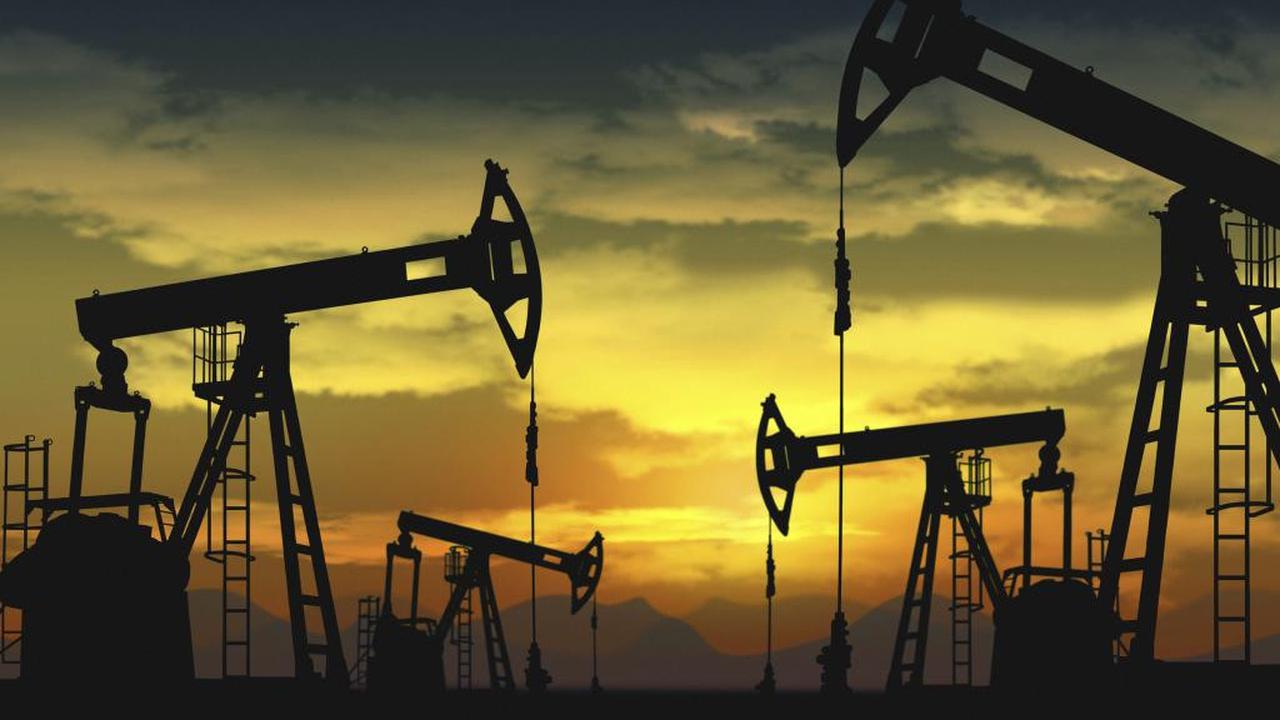 Harga minyak Brent yang menjadi patokan dunia turun 23 sen menjadi US$ 52,14 per barel, apa penyebabnya?