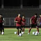 Pemain Timnas Indonesia Senior, Irfan Bachdim, saat mengikuti latihan di Stadion Madya, Senayan, Jakarta, Jumat (14/2). Latihan pertama Timnas Indonesia ini diikuti 30 pemain.(Bola.com/Yoppy Renato)