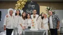 Giorgino Abraham dan Yasmin Napper jadi salah satu pasangan artis yang ulang tahunnya berdekatan dan tentunya bisa dirayakan secara bersamaan. Dihadiri keluarga dan kerabat dekat, momen perayaan ulang tahun dua bintang sinetron Love Story The Series ini terasa hangat dan intimate. Dari foto ini tentunya sudah bisa dijelaskan bahwa artis kelahiran 1994 dan 2003 ini sudah dekat dengan keluarga masing-masing. (Liputan6.com/IG/@jenni.napper)