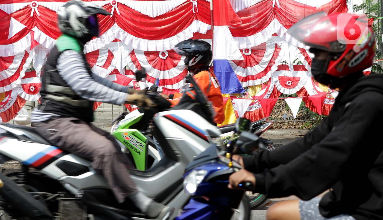 Pengendara melintas di jalan Raya Pasar Minggu, Jakarta, Jumat (6/8/2021). Dirlantas Polda Metro Jaya mencatat, pada pelaksanaan PPKM level 4 minggu kedua terdapat kenaikan mobilitas warga Jakarta sebesar 26 persen dibanding saat PPKM Darurat dan PPKM Mikro. (Liputan6.com/Helmi Fithriansyah)