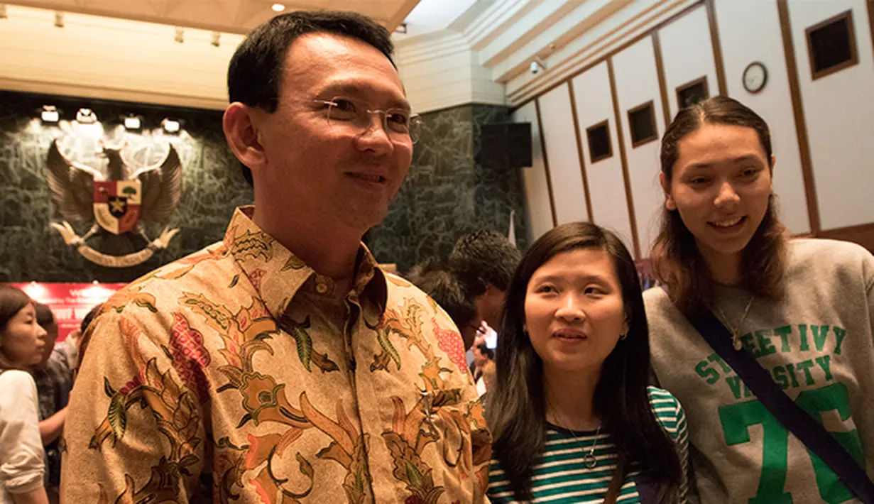 Gubernur Jakarta Basuki T Purnama foto bersama pebulutangkis Debby Susanto dan Gloria Emanuelle pada acara jamuan makan malam jelang Kejuaraan Dunia BWF 2015 di Balai Kota, Jakarta, Sabtu (8/8/2015). (Bola.com/Vitalis Yogi Trisna)