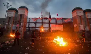 Massa dari berbagi elemen mahasiswa  dan masyarakat saat melakukan aksi pembakaran di depan Gedung DPR/MPR, Jakarta, Kamis, 27 Agustus 2026. (KLY/ Arie Basuki)