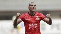 Striker Persija, Bruno Lopes, melakukan selebrasi usai mencetak gol ke gawang Persegres pada laga Liga 1 Indonesia di Stadion Patriot, Bekasi, Sabtu (14/10/2017). Persija menang 5-0 atas Persegres. (Bola.com/M Iqbal Ichsan)