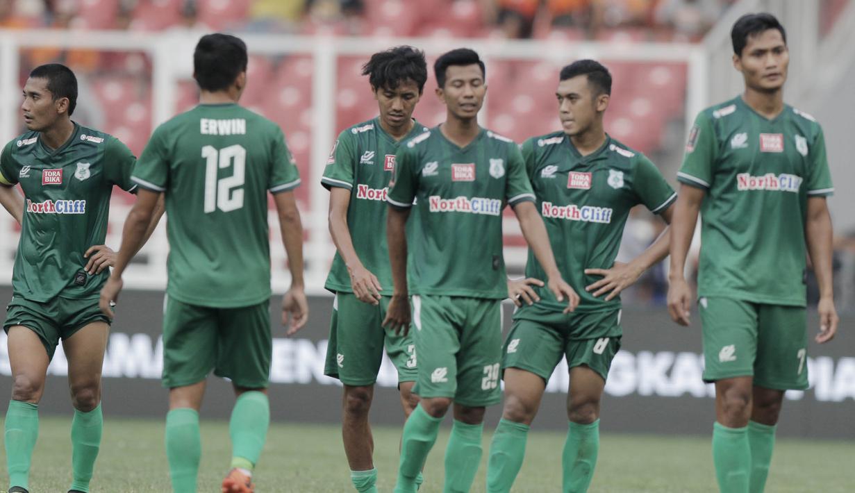 Para pemain PSMS Medan tampak lesu usai dikalahkan Sriwijaya FC pada perebutan tempat ketiga Piala Presiden di SUGBK, Jakarta, Sabtu (17/2/2018). PSMS kalah 0-4 dari Sriwijaya. (Bola.com/M Iqbal Ichsan)