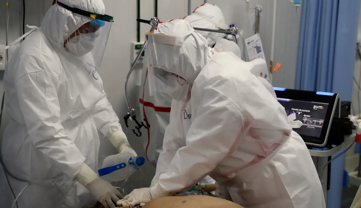 Dokter gagal menyelamatkan pasien COVID-19 dari serangan jantung, beberapa menit sebelum pasien meninggal di ICU Rumah Sakit Nasional di Itagua, Paraguay, Senin (7/9/2020).  (AP Photo/Jorge Saenz)
