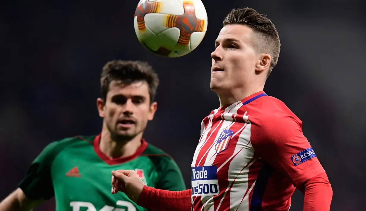 Pemain depan Atletico Madrid Kevin Gameiro mengontrol bola berusaha melewati pemain Lokomotiv Moskow saat pertandingan Liga Europa leg pertama di stadion Wanda Metropolitano, Madrid (8/3). (AFP/Javier Soriano)