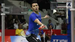 Pebulutangkis Indonesia, Jonatan Christie mengembalikan kok ke arah Wang Tzu Wei (China Taipei) pada babak kedua tunggal putra Indonesia Masters 2020 di Istora GBK, Jakarta, Kamis (16/1/2020). Jonatan unggul 21-15 21-15 dan melangkah ke babak perempat final. (Liputan6.com/Helmi Fithriansyah)