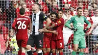 Striker Liverpool Mohamed Salah merayakan golnya ke gawang Newcastle United bersama Roberto Firmino pada laga pekan kelima Liga Inggris di Anfield, Sabtu (14/9/2019) malam WIB.(AP Photo/Rui Vieira)
