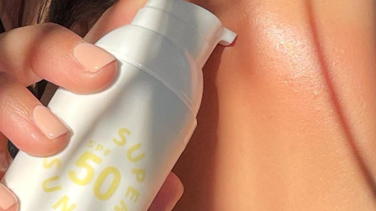 Tidak hanya mengandalkan perawatan alami, penggunaan skincare dan sunscreen juga diperlukan untuk menjaga kesehatan kulit.