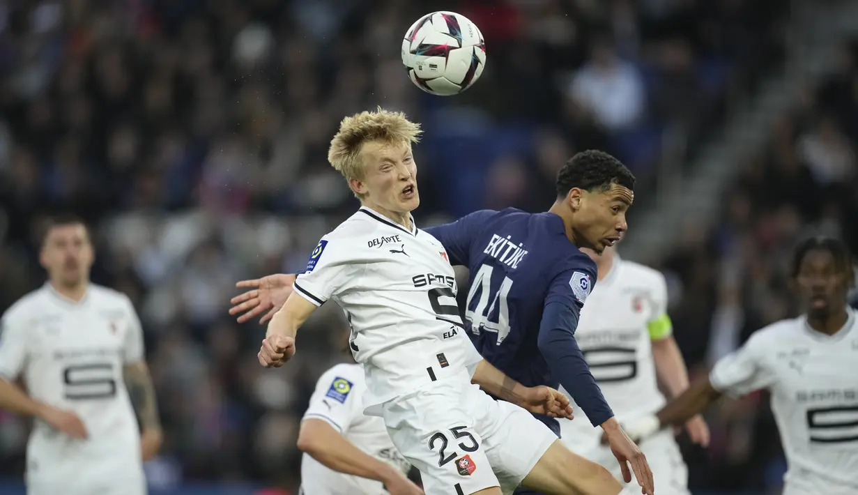 Berkat hasil ini, PSG masih tetap bertengger di puncak klasemen Liga Prancis dengan poin 66. (AP Photo/Christophe Ena)
